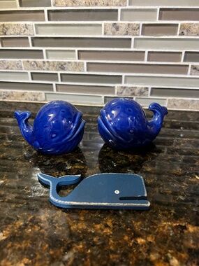 Pier 1 whale salt and pepper with magnet(wood)